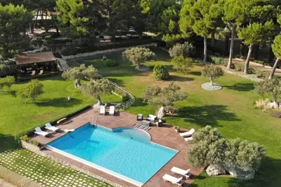 Image de Luxury Villa Surrounded by Olive Grooves