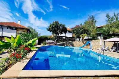 Image de A dream vacation in a villa with a huge pool.