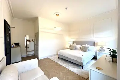 9 Bed ApartHotel Exclusive Use in the heart of Auchterarder, Scotland