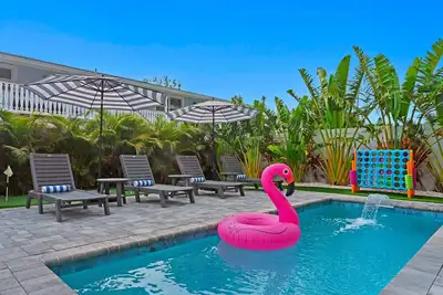 Image de New 4 bed 3 bath, heated pool, golf cart block from beach
