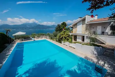 Image de Beautiful villa with stunning lake view