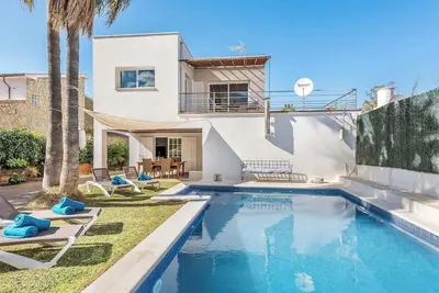 Image de House with pool and large garden