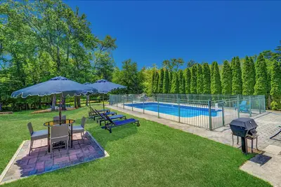 Image de Wonderful “Retreat” In ground Pool, Fabulous Backyard, Bike to Beach