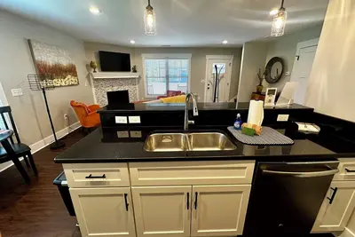 Image de Cheerful & Modern Townhome - Orange Unit. 15 min to downtown Asheville!