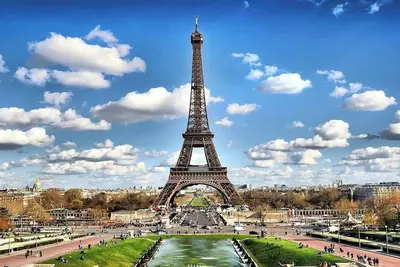 Image de Exclusive Parisian Getaway: Luxurious 3-Bedroom Flat Overlooking Eiffel Tower