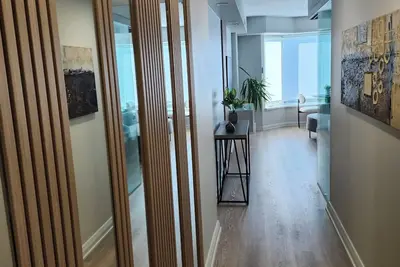 Image de Newly Renovated Luxury Condo on Yorkville Ave. in the heart of Toronto.