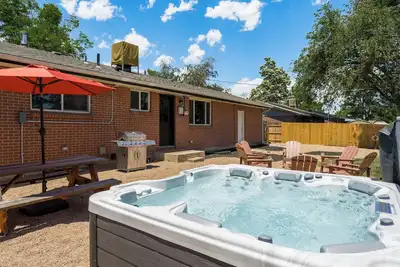 Image de Modern, Luxury, Centrally-Located Home with Hot Tub, Sauna, Gym. Pet-Friendly.