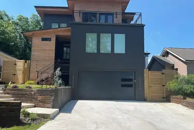 Image de 4 miles to Atl Airport… The Moderni Abeti…awaits. Brand New 3level home.