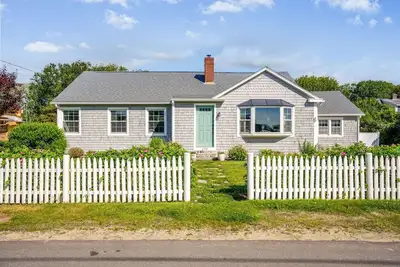 Image de Idyllic Drakes Island Home with Private Beach Path!