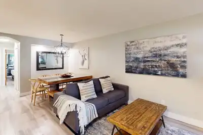 Image de Renovated ground-floor condo with private hot tub, shared pool, walk to lifts