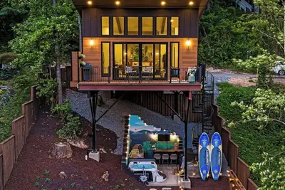 Image de StayInOurSpace- Romantic getaway with views, walk to downtown, Hot tub, fire pit