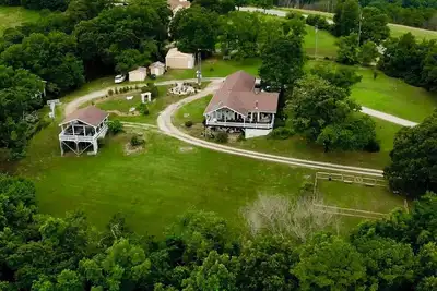 Image de The Lookout House at The Bluebird - 4 bedroom, pet friendly, hot tub, views!
