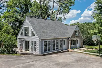 Image de Tranquil Mountain Escape: Luxurious 2 Bedroom 2 Bath Cottage on 9 Acres