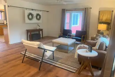 Image de Large 1 level House in the Pines, 4 car garage, short walk to Cbc