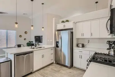 Image de Cheerful 4 Bedroom Home! ! \n\n