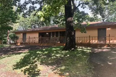 Image de Four Bedroom Relaxing Bungalow w/ Two Full Kitchens!