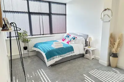 Image de Luxury 2 bed flat with a kitchen and its  family friendly too!