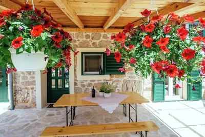 Image de Maison Zaton avec piscine près du canyon