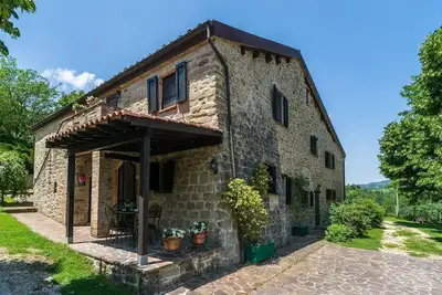 Ferme dans une région vallonnée avec piscine