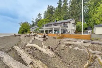 Image de Beachfront Anderson Island Escape: Rainier Views!