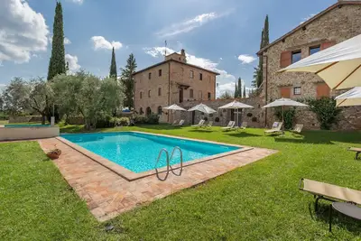 Image de Gîte en Toscane près de Florence avec piscines