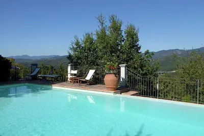 Image de Maison à Montecarelli avec piscine