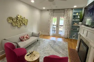 Image de Atlantic Station Bungalow  Steps Away From  Atlantic Station. Ga Tech. Ote Wnba