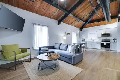 Image de Luxury Industrial Style Queen Suite