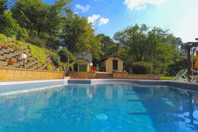 Image de Cottage à Marche avec piscine et forêt