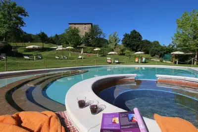 Image de Manoir à Apecchio avec piscine et nature