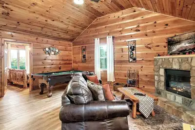 Image de Mountain View Cabin with Deck Hot Tub & Fire Pit