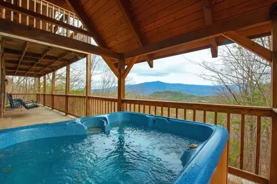 Image de Mountain View Cabin with Hot Tub, Fire Pit & Deck