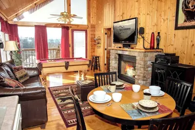 Image de Smoky Cabin Near Dollywood · Hot Tub & Pool Table