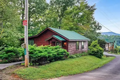 Image de Mountain-View Cabin: Hot Tub, Fire Pit & Jacuzzi