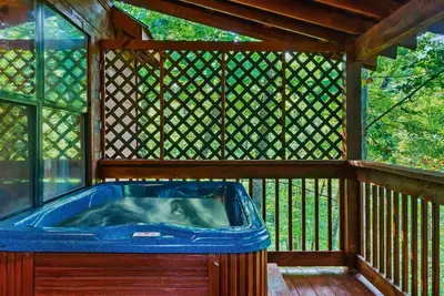 Image de Smoky Mountain Cabin: Hot Tub & Forest Views