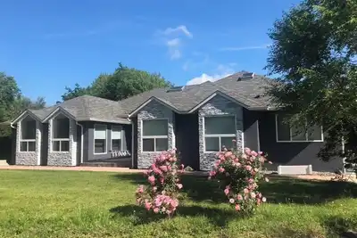 Image de Lake House in the Heart of Lake Country