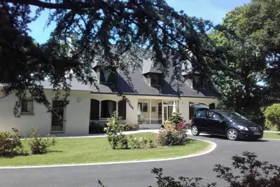 Image de Maison de campagne spacieuse dans grand jardin clos, sécurisé.