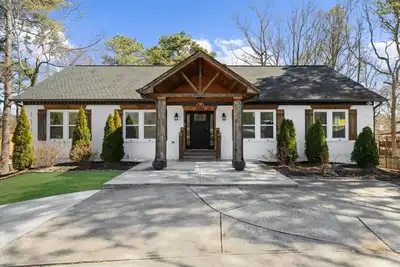 Image de Newly Renovated Family Home near Coolray Stadium!
