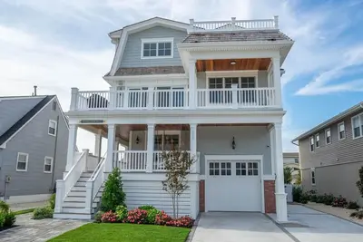 Image de Recently Built, Well Maintained Home with a Pool