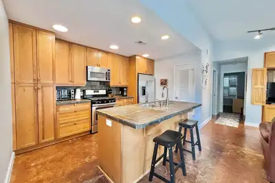 Image de Cozy 2bd/1br Apt mins Away From Downtown