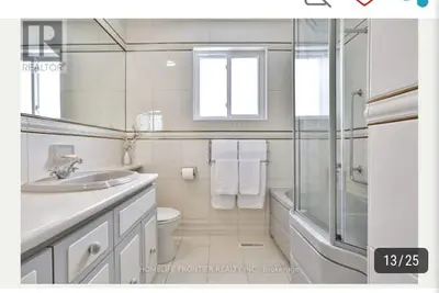 Image de Enjoy restful nights in our 3 bedroom Newmarket home. \n\n