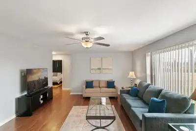 Image de Modern Apt w/ 2 Kings 1/2 mile to Dt Libertyville!