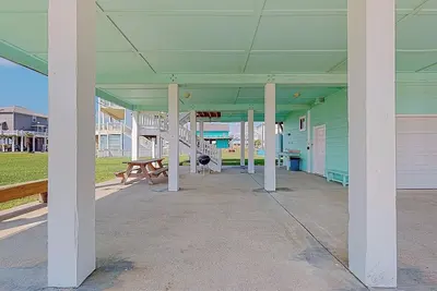 Image de Reelsunshine - Spacious, family-friendly beach house just steps from the water.
