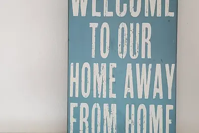 Image de Beach Surfer Bungalow 16 blocks from beach, pool and private yard and patio