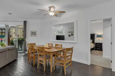 Image de 3 bedroom beauty just steps away from the pool, hot tub, and lake!