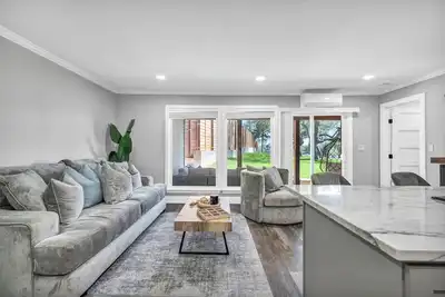 Image de Newly renovated luxurious Lake View Getaway