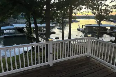 Image de Swimming, private dock, lakefront, large deck, ample parking, bbq, sleeps 14
