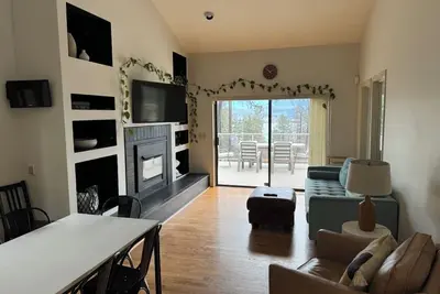 Image de The house that survived the fire 8 mins to downtown.