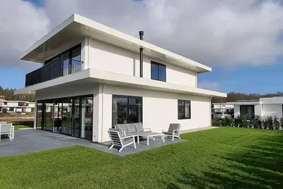 Image de Villa pieds dans l'eau, forêt et club de golf