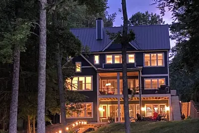 Image de Gorgeous New Waterfront Lake House
